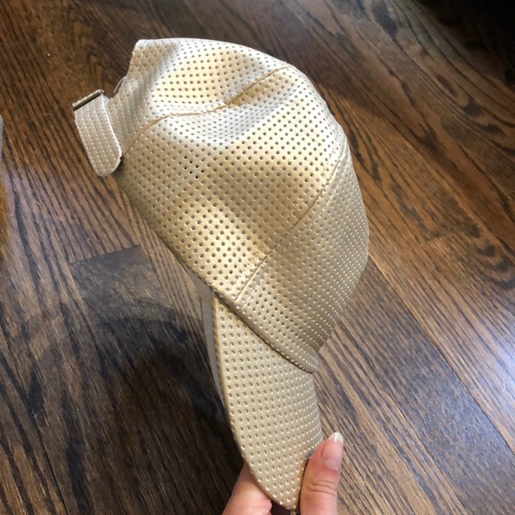 Gold hat - Picture 5 of 5